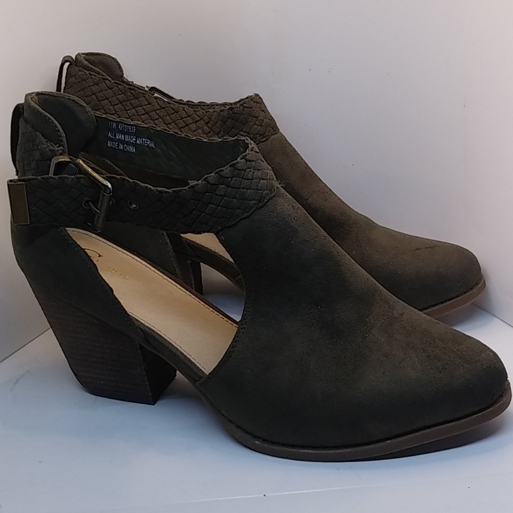 C. EST 1946 Women's Shoes